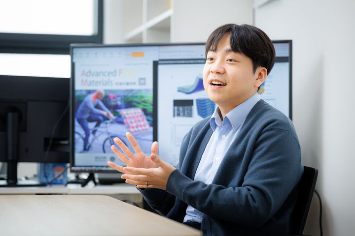 경희대 전용민 교수 연구팀이 신축 가능한 OLED를 직물에 통합해 생체신호 장치를 개발했다. (사진=경희대 제공) *재판매 및 DB 금지