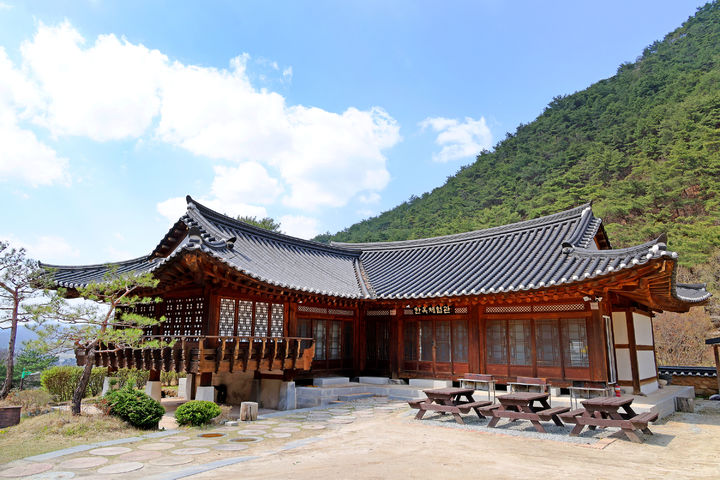 [괴산=뉴시스] 충북 괴산군 성불산자연휴양림 한옥체험관. (사진=괴산군 제공) photo@newsis.com *재판매 및 DB 금지