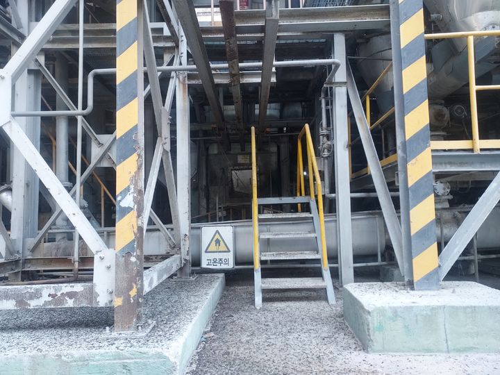[전주=뉴시스] 4월17일 오전 7시36분께 전주시 덕진구 전주페이퍼 공장에서 고압 건조 중이던 슬러지(폐기된 종이류 등이 타고 남은 재)가 분출돼 근로자 3명이 화상을 입었다. 당시 사고 시설. (사진=전북특별자치도소방본부 제공) 2025.04.17. photo@newsis.com *재판매 및 DB 금지