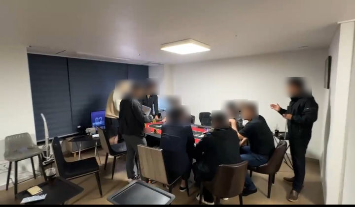 [부산=뉴시스] 홀덤펍 단속 현장 모습. (사진=부산경찰청 제공) 2025.04.17. photo@newsis.com *재판매 및 DB 금지