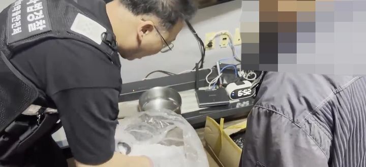 [서울=뉴시스] 식품의약품안전처는 식품에 사용할 수 없는 발기부전치료제 성분인 ‘타다라필’이 함유된 식품을 식품제조업체 등에 판매한 4명을 '식품위생법' 위반 혐의로 검찰에 송치했다고 17일 밝혔다. (사진=식약처 영상 캡처) 2025.04.17 2025.04.17. photo@newsis.com *재판매 및 DB 금지