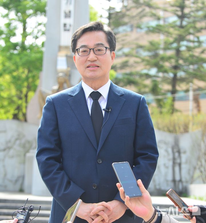 [청주=뉴시스] 서주영 기자 = 김동연 경기도지사가 17일 충북 청주시 상당공원에서 4·19학생혁명기념탑에 참배한 뒤 발언하고 있다. 2025.04.17. juyeong@newsis.com