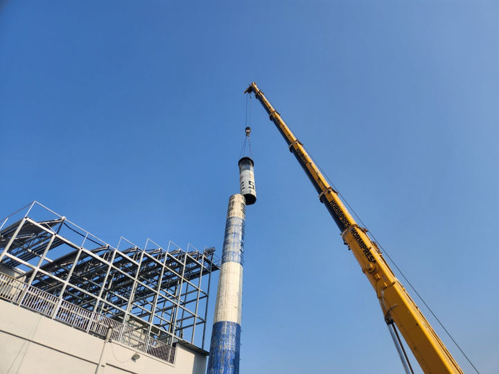 [진주=뉴시스] 노후굴뚝 도동탕 철거 모습. (사진=진주시 제공) 2025.04.17. photo@newsis.com *재판매 및 DB 금지