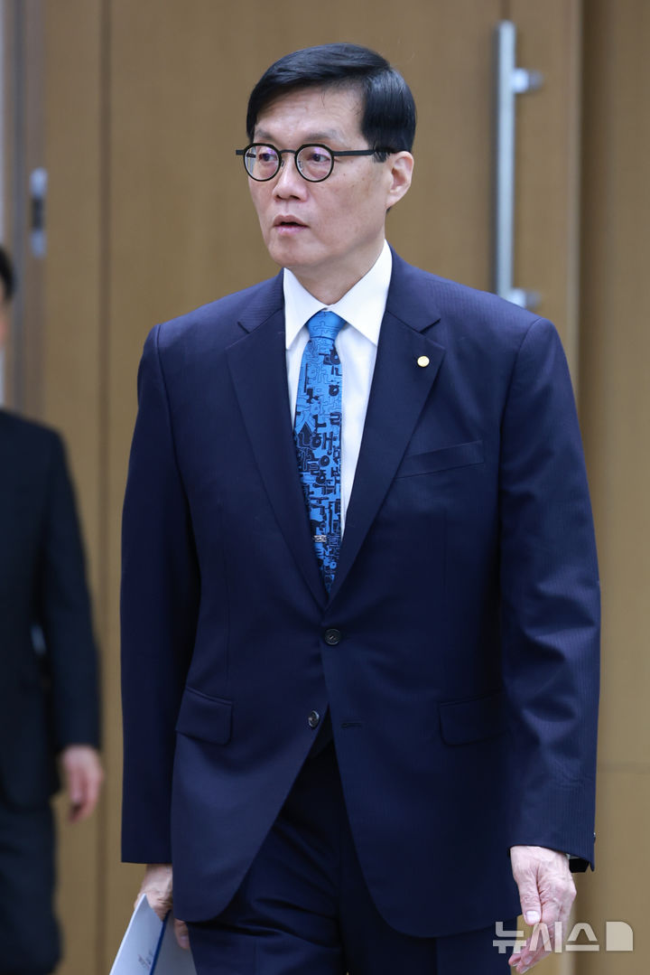 [서울=뉴시스] 이창용 한국은행 총재가 17일 서울 중구 한국은행 본관에서 열린 금융통화위원회 본회의에 참석하고 있다. (사진=한국은행 제공) 2025.04.17. photo@newsis.com