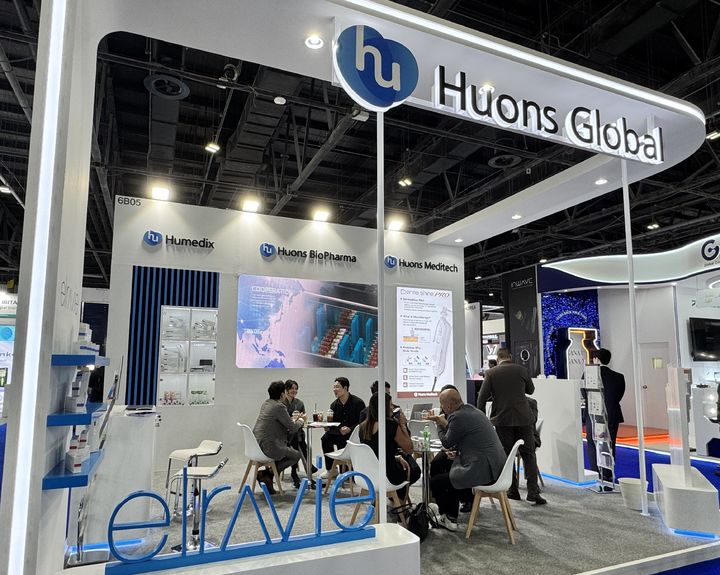 [서울=뉴시스] 휴온스그룹의 휴메딕스·휴온스메디텍·휴온스바이오파마가 에스테틱전시회 '두바이더마(Dubai Derma2025)'에 참가했다. (사진=휴온스그룹 제공) 2025.04.17. photo@newsis.com *재판매 및 DB 금지