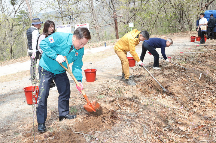 [공주=뉴시스] 국립공주대 '장군산 숲마루 개소식 및 식목행사'에서 나무를 심는 임경호 총장. (사진=국립공주대 제공) *재판매 및 DB 금지