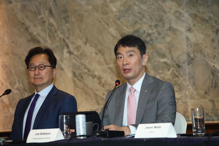 (왼쪽부터) 이복현 금융감독원장, 우 칭 중국 증권감독관리위원회 주석. (사진=금융위원회 제공) photo@newsis.com *재판매 및 DB 금지