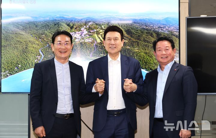 [포항=뉴시스] 송종욱 기자 = 포항시는 코스타밸리 관광휴양 지구 조성을 위해 ㈜코스타밸리모나용평과 관광 복합 단지 개발 협력 방안을 논의하는 등 대규모 민자 유치를 추진한다고 17일 밝혔다. 사진은 이강덕 포항시장이 지난 16일 서울 용평리조트 사무실을 방문해 관광복합단지 협력 방안을 논의한 후 이정협(왼쪽부터) ㈜중원 회장, 이 시장, 임학운 ㈜코스타밸리모나용평 대표이사가 손을 맞잡고 기념 촬영하는 모습. (사진=포항시 제공) 2025.04.17. photo@newsis.com