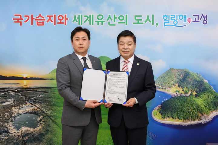 [고성=뉴시스] 이상근(오른쪽) 경남 고성군수는 17일 군청 군수실에서 김영진 대한세팍타크로협회 회장과 내년부터 5년간 '전국규모 세팍타크로대회'를 열기고 협약하고 있다. (사진=고성군 제공) 2025.04.17. photo@newsis.com *재판매 및 DB 금지