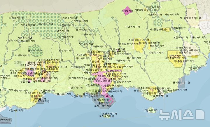 [제주=뉴시스] 서귀포시 도시지역으로 상업지구인 보라색을 제외한 노란색이 제2종 일반주거지역이다. 제주도 공간포털에서 캡처. photo@newsis.com