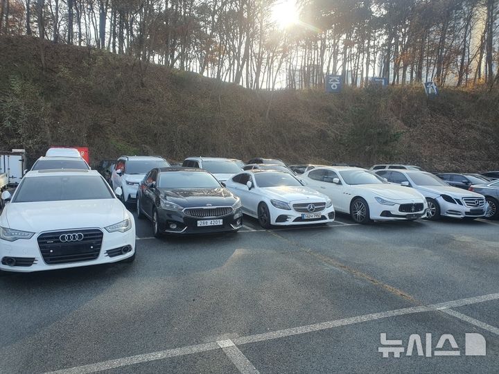 [서울=뉴시스] 서울경찰청 광역수사단 마약범죄수사대(국제범죄수사2계)는 외국인들에 8억9000만원 상당을 허위로 대출받게 한 후 대포차량을 취득해 시중에 렌트카로 유통한 대포차 전문 유통업자인 50대 남성 A씨와 B씨, 중고차 매매상 C씨 등 3명을 사기·장물취득·여객운수사업법위반·공기호부정사용 등 혐의로 이달 검찰에 송치했다고 17일 밝혔다. 사진은 경찰이 압수한 대포차량 전경. (사진=서울경찰청 제공)