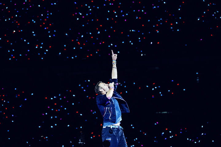 [고양=뉴시스] 세계적인 브릿팝 밴드 '콜드플레이(Coldplay)'가 16일 오후 경기 고양 고양종합운동장에서 두 번째 내한공연 '라이브 네이션 프레젠츠 콜드플레이 : 뮤직 오브 더 스피어스 딜리버드 바이 디에이치엘(LIVE NATION PRESENTS COLDPLAY : MUSIC OF THE SPHERES DELIVERED BY DHL)'을 펼치고 있다. 당일 5만명이 운집했다. 그간 고양종합운동장에서 콘서트를 연 스타들의 콘서트 수용인원은 3만명 안팎이었는데, 콜드플레이의 국내 인기를 새삼 실감케 했다. 콜드플레이는 18·19·22·24·25일에도 같은 무대에 오른다. 총 여섯 차례 공연으로 30만명을 모을 것으로 예상된다. 역대 내한공연 중 최대 규모로 최다 회차, 최다 관객 기록이다. (사진 = 라이브 네이션 코리아 제공) 2025.04.17. photo@newsis.com. *재판매 및 DB 금지