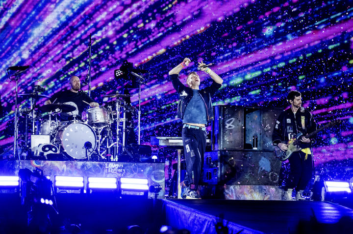 [고양=뉴시스] 세계적인 브릿팝 밴드 '콜드플레이(Coldplay)'가 16일 오후 경기 고양 고양종합운동장에서 두 번째 내한공연 '라이브 네이션 프레젠츠 콜드플레이 : 뮤직 오브 더 스피어스 딜리버드 바이 디에이치엘(LIVE NATION PRESENTS COLDPLAY : MUSIC OF THE SPHERES DELIVERED BY DHL)'을 펼치고 있다. 당일 5만명이 운집했다. 그간 고양종합운동장에서 콘서트를 연 스타들의 콘서트 수용인원은 3만명 안팎이었는데, 콜드플레이의 국내 인기를 새삼 실감케 했다. 콜드플레이는 18·19·22·24·25일에도 같은 무대에 오른다. 총 여섯 차례 공연으로 30만명을 모을 것으로 예상된다. 역대 내한공연 중 최대 규모로 최다 회차, 최다 관객 기록이다. (사진 = 라이브 네이션 코리아 제공) 2025.04.17. photo@newsis.com. *재판매 및 DB 금지