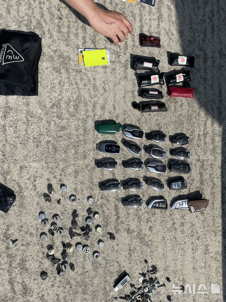 [서울=뉴시스] 서울경찰청 광역수사단 마약범죄수사대(국제범죄수사2계)는 외국인들에 8억9000만원 상당을 허위로 대출받게 한 후 대포차량을 취득해 시중에 렌트카로 유통한 대포차 전문 유통업자인 50대 남성 A씨와 B씨, 중고차 매매상 C씨 등 3명을 사기·장물취득·여객운수사업법위반·공기호부정사용 등 혐의로 이달 검찰에 송치했다고 17일 밝혔다. 사진은 경찰이 압수한 대포차량 차키 및 봉인캡. (사진=서울경찰청 제공)