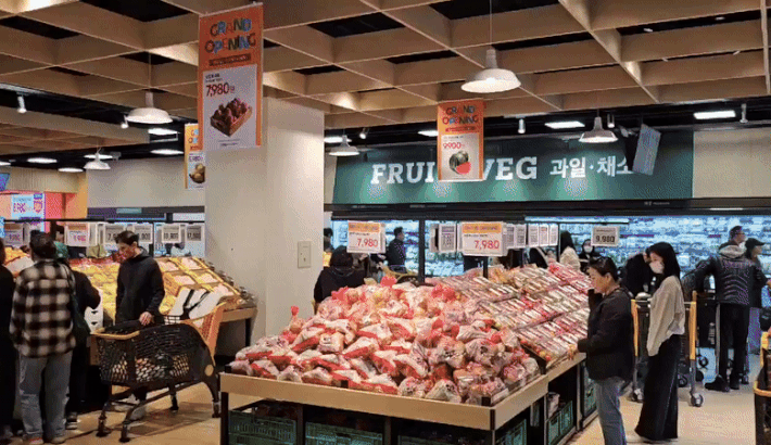 [서울=뉴시스] 이현주 기자=이마트는 이날 서울 강동구 고덕 강일지구에 위치한 '강동 아이파크 더 리버' 지하 1층에 4925㎡(1490평) 규모의 '푸드마켓 고덕점'을 오픈했다. 2025.04.17. juicy@newsis.com *재판매 및 DB 금지 *재판매 및 DB 금지