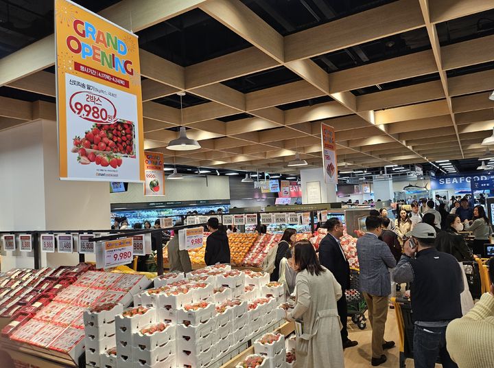 [서울=뉴시스] 이현주 기자=이마트는 이날 서울 강동구 고덕 강일지구에 위치한 '강동 아이파크 더 리버' 지하 1층에 4925㎡(1490평) 규모의 '푸드마켓 고덕점'을 오픈했다. 2025.04.17. juicy@newsis.com *재판매 및 DB 금지