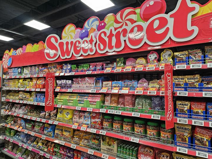 [서울=뉴시스] 이현주 기자=이마트 푸드마켓 고덕점 내 다양한 신상 수입 젤리와 비스킷을 모은 미니 편집숍 '스위트 스트리트(Sweet Street)' 특화존 모습 2025.04.17. juicy@newsis.com *재판매 및 DB 금지