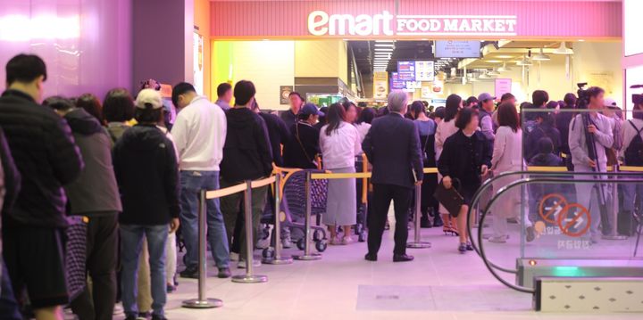 [서울=뉴시스] 이마트 푸드마켓 고덕점 오픈런 모습 (사진=이마트 제공) *재판매 및 DB 금지