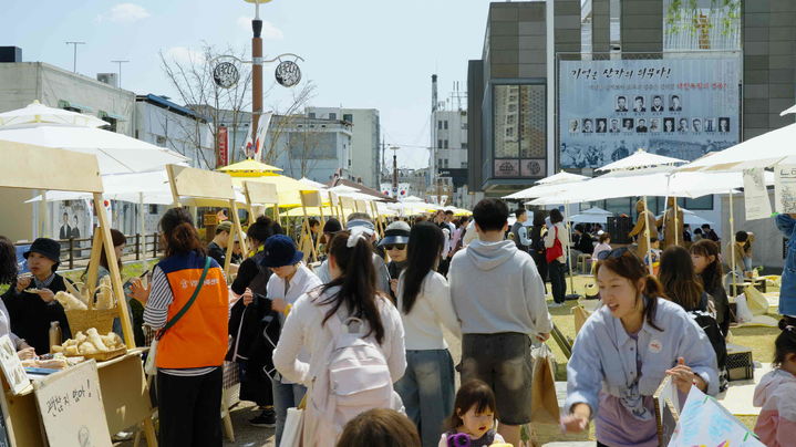 [밀양=뉴시스] 밀양시 해천 일대에서 열린 올해 느린물결마켓. (사진=밀양시 제공) 2025.04.17. photo@newsis.com *재판매 및 DB 금지