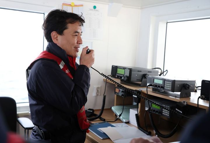 [춘천=뉴시스] 17일 김진태 강원특별자치도지사(사진)는 이날 새벽 올해 첫 개장한 동해 최북단 저도어장을 찾아 안전 상황을 점검하고 민생 현장을 체험하며 ‘도민속으로’ 네 번째 현장 행보를 이어갔다 고 밝혔다. 강원특별자치도 제공. *재판매 및 DB 금지