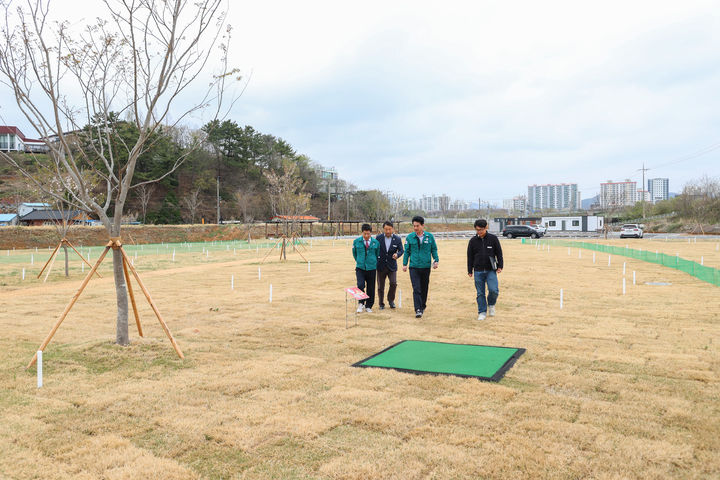 [고성=뉴시스] 신정철 기자 = 경남 고성군의 첫 파크골프장이 6월 시범 개장된다. 이상근 고성군수가 골프장의 잔디 생육상태 등 현장점검을 실시하고 있는 모습이다. (사진=고성군 제공) 2025.04.17. sin@newsis.com *재판매 및 DB 금지