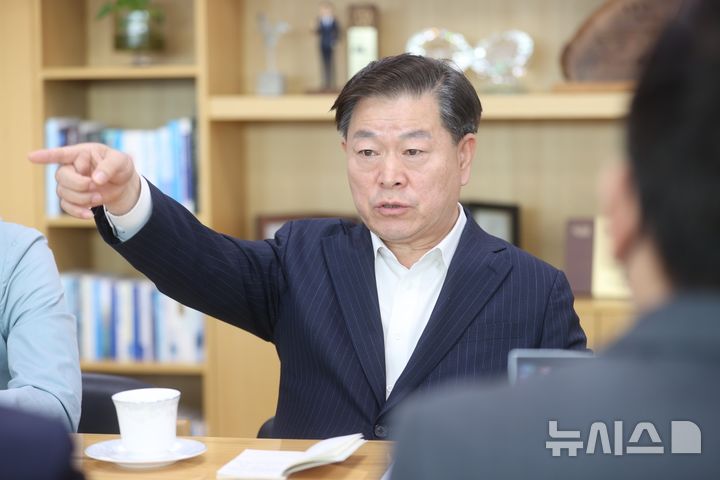 [광명=뉴시스] 박승원 경기 광명시장이 17일 시장 집무실에서 기자들과 만나 철도지하화 및 철도부지 통합개발 특별법에 대한 개정 필요성을 설명하고 있다. (사진=광명시 제공) 2025.04.17. photo@newsis.com