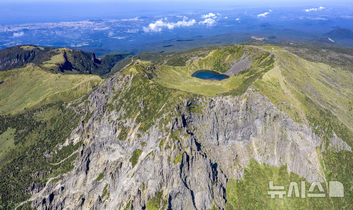 [제주=뉴시스] 임재영 기자 = 한라산 백록담분화구 암석균열 분포 등을 조사해 미래 지형변화를 예측하는 연구를 진행한다. (사진=뉴시스DB) ijy788@newsis.com 