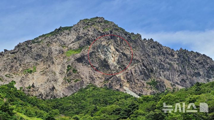 [제주=뉴시스] 임재영 기자 = 한라산 백록담분화구 일부가 떨어져 나간 남서쪽 모습(붉은 선). (사진=뉴시스DB) ijy788@newsis.com