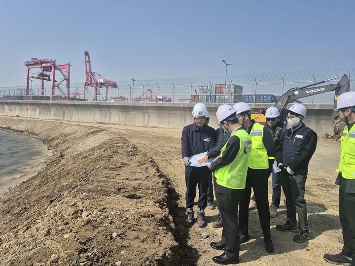 [울산=뉴시스] 울산 북신항 액체부두 매립 공사현장을 점검하고 있는 울산항만공사 관계자들. (사진=울산항만공사 제공) photo@newsis.com *재판매 및 DB 금지