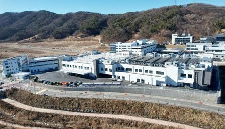 [대전=뉴시스]17일 대전 유성구 둔곡지구 외국인투자지역에 입주한 글로벌 자동화기기 선도기업인 한국SMC(주) 대전 제2공장이 준공됐다. 2025. 04. 17 photo@newsis.com *재판매 및 DB 금지