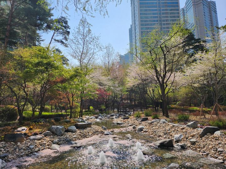 [서울=뉴시스] 기와터근린공원 캔들 분수. 2025.04.17. (사진=용산구 제공) *재판매 및 DB 금지