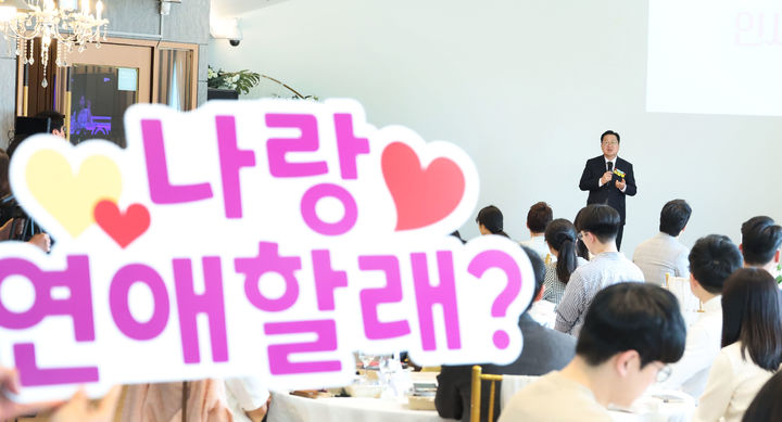 [대전=뉴시스]이장우 대전시장이 16일 유성 라미컨벤션웨딩에서 열린 '썸타자 시그널데이'에 깜짝 출연해 청년 정책을 소개하고 있다. (사진=대전시 제공) 2025. 04. 17 photo@newsis.com *재판매 및 DB 금지