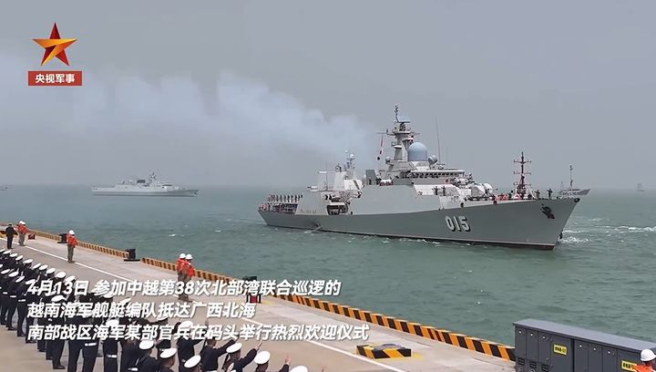 [서울=뉴시스]시진핑 중국 국가주석의 베트남 국빈방문을 계기로 양국 관계 개선 무드가 조성된 가운데 베트남 군함이 처음으로 중국 남부의 광시좡족자치구 베이하이를 방문했다.사진은 베트남 군함이 지난 13일 광시좡족자치주 베이하이의 한 군항에 입항하는 모습. <사진출처: 중국중앙 TV>2025.04.17