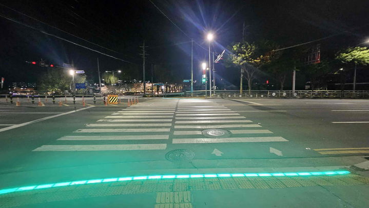 [밀양=뉴시스] 바닥형 보행신호등. (사진=밀양시 제공) 2025.04.17. photo@newsis.com *재판매 및 DB 금지