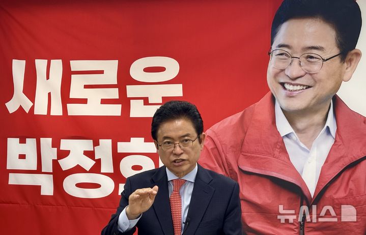 [서울=뉴시스]이재우 기자 = 이철우 국민의힘 경선 후보가 17일 오후 서울 여의도 굿피플빌딩 대선 캠프에서 뉴시스와 인터뷰를 하고 있다. 2025.04.17 ironn108@newsis.com