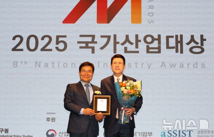 [포항=뉴시스] 송종욱 기자 = 포항시는 17일 서울 엘타워에서 열린 '2025 국가산업대상' 시상식에서 산업 브랜드 부문 AI 산업 선도 도시에 선정됐다. 사진은 이강덕(오른쪽) 시장이 수상한 후 기념 촬영하는 모습. (사진=포항시 제공) 2025.04.17. photo@newsis.com