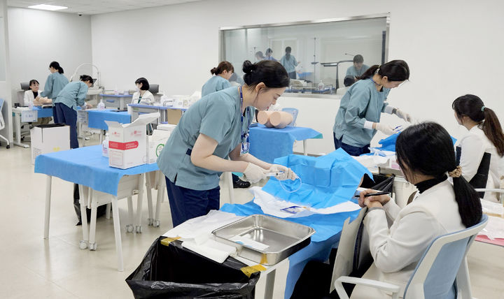 [대전=뉴시스]충남대병원 임상교육시뮬레이션센터가 최근 2025년도 제3차 신규 임용 간호사 입문 교육을 진행했다.(사진=충남대학교병원 제공) 2025.04.17. photo@newsis.com *재판매 및 DB 금지