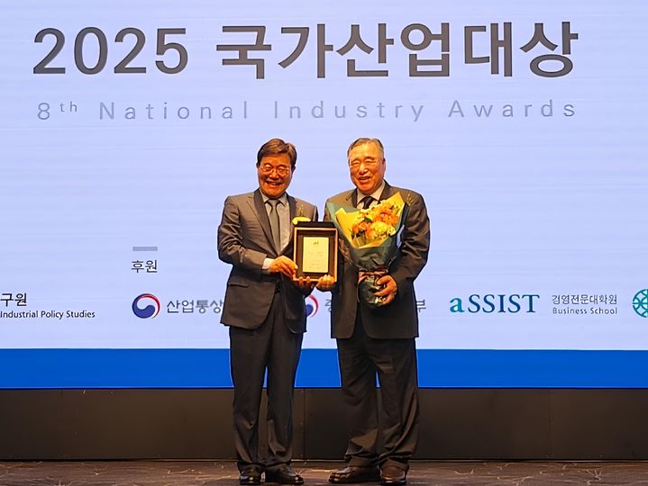[서산=뉴시스] 서울 양재동 엘타워 6층 그레이스홀에서 열린 17일 열린 2025 국가산업대상 시상식에 참석한 함기선(오른쪽) 한서대학교 총장이 대상을 수상한 후 기념 사진을 찍고 있다. (사진=한서대학교 제공) 2025.04.17. photo@newsis.com *재판매 및 DB 금지
