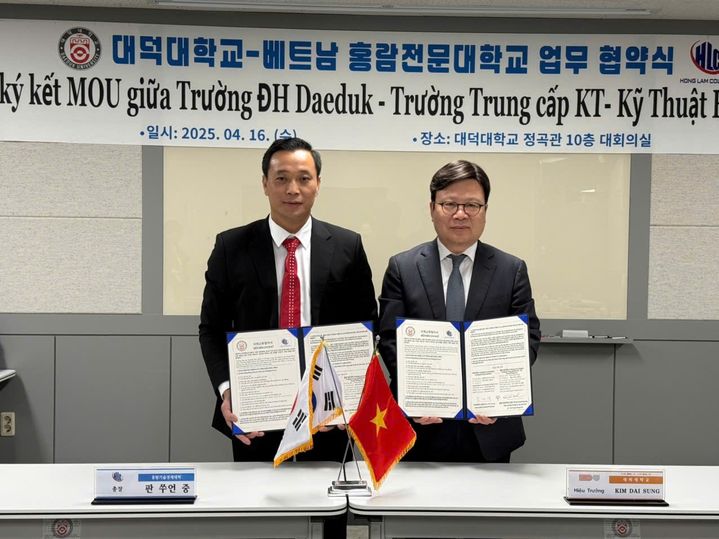 [대전=뉴시스] 왼쪽부터 협약을 맺은 팜쑤언중 총장과 김대성 총장. (사진=대덕대 제공) *재판매 및 DB 금지