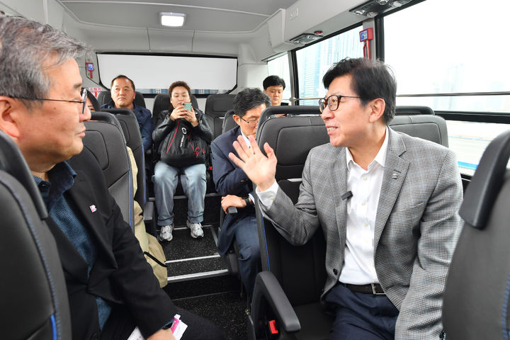 [부산=뉴시스] 17일 박형준 부산시장이 해운대구 센텀시티역 정류장에서 동백패스를 이용해 간선급행버스체계(BRT)를 운행 중인 빅 버스(BIG BUS)에 타서 차량 내외부의 새 디자인 적용 실태를 살피고, 시의 대중교통 정책에 대한 현장의 의견도 들었다. (사진=부산시 제공) 2025.04.17. photo@newsis.com *재판매 및 DB 금지