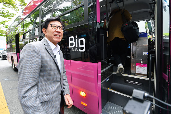 [부산=뉴시스] 17일 박형준 부산시장이 해운대구 센텀시티역 정류장에서 동백패스를 이용해 간선급행버스체계(BRT)를 운행 중인 빅 버스(BIG BUS)에 타서 차량 내외부의 새 디자인 적용 실태를 살피고, 시의 대중교통 정책에 대한 현장의 의견도 들었다. (사진=부산시 제공) 2025.04.17. photo@newsis.com *재판매 및 DB 금지