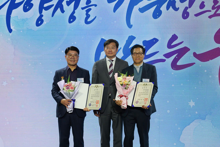 황영달 삼일행복나눔 대표이사(왼쪽)가 16일 장애인 고용 부문 대통령 표창 수상 후 기념사진을 촬영하고 있다. (사진=삼일Pwc 제공) *재판매 및 DB 금지