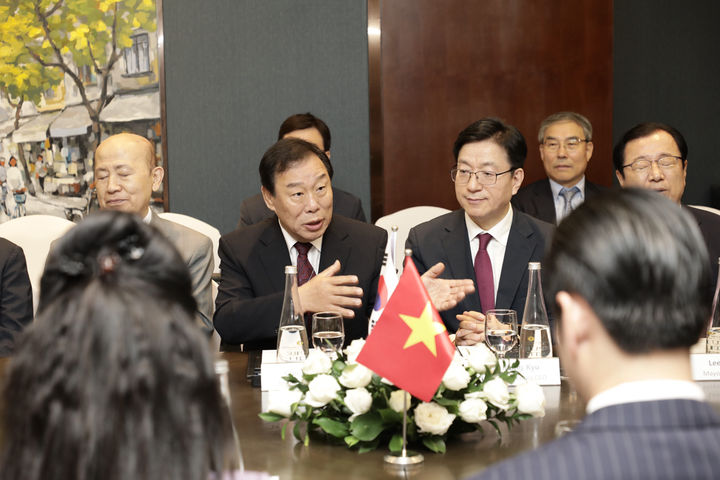 [세종=뉴시스] 최민호 시장이 도시문화융합컨퍼런스에 참석 이야기하고 있다.(사진=세종시 제공).2025.04.17. photo@newsis.com *재판매 및 DB 금지