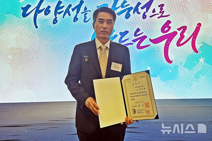 [제주=뉴시스] 제주신화월드㈜가 설립한 제주 1호 자회사형 장애인표준사업장 행복공작소㈜의 운영총괄을 맡고 있는 박흥배 상무 모습. (사진=제주신화월드 제공) 2025.04.17. photo@newsis.com *재판매 및 DB 금지