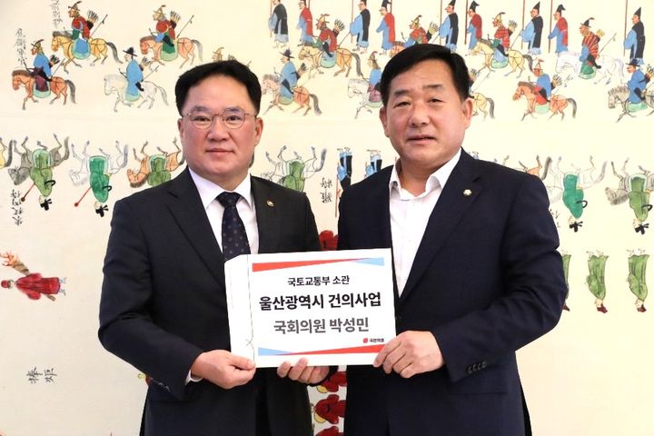 [울산=뉴시스] 17일 국회에서 국민의힘 박성민 의원이 백원국 국토교통부 2 차관을 만나 울산시의 각종 교통 현안을 설명하고 지원을 요청한 뒤 함께하고 있다. (사진=박성민 의원실 제공) 2025.04.17. photo@newsis.com *재판매 및 DB 금지