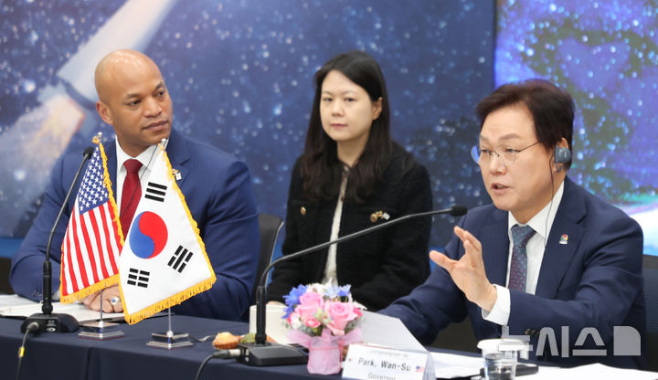 [창원=뉴시스] 박완수 경남도지사가 17일 도청을 공식 방문한 미국 메릴랜드주 웨스 무어 주지사와 환담하고 있다. (사진=경남도 제공) 2025.04.17. photo@newsis.com