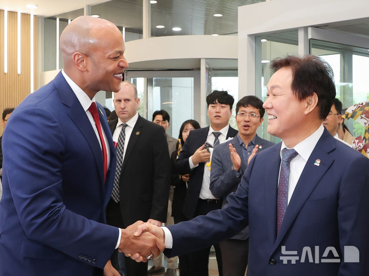 [창원=뉴시스] 박완수 경남도지사가 17일 도청을 공식 방문한 미국 메릴랜드주 웨스 무어 주지사와 악수하고 있다. (사진=경남도 제공) 2025.04.17. photo@newsis.com
