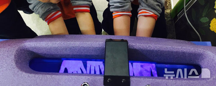 [성남=뉴시스] 손 씻기 후 남은 세균을 확인할 수 있는 기구인 뷰 박스 (사진=성남시 제공) 2025.04.17.photo@newsis.com