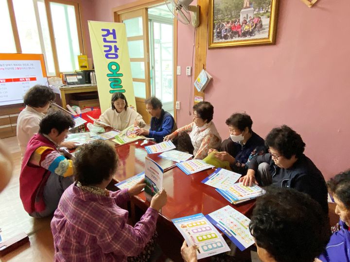 [함양=뉴시스] 함양군 '건강 오르고(GO)' 등 주민 체감형 건강생활실천 지속 추진. (사진=함양군 제공) 2025.04.17. photo@newsis.com *재판매 및 DB 금지