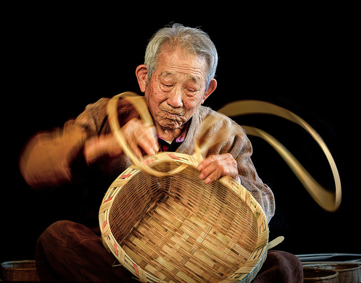 [제주=뉴시스] '구덕장인의 혼' 원정희 作. (사진=한국사진작가협회 제주도지회 제공) *재판매 및 DB 금지